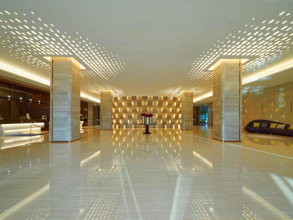 einer Lobby eines Gebäudes mit glänzendem Boden in der Unterkunft Novotel Guiyang Panjiang in Guiyang