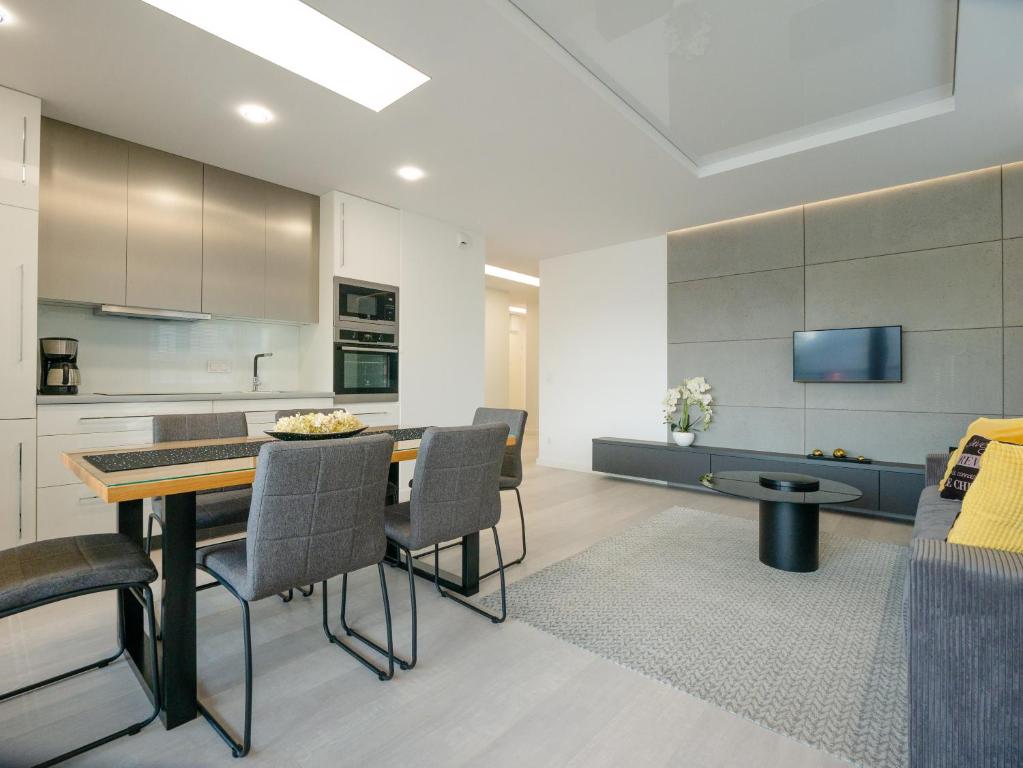 Kuchyňa alebo kuchynka v ubytovaní Apartamenty Homely Place Koziołki - Stary Rynek - Parking