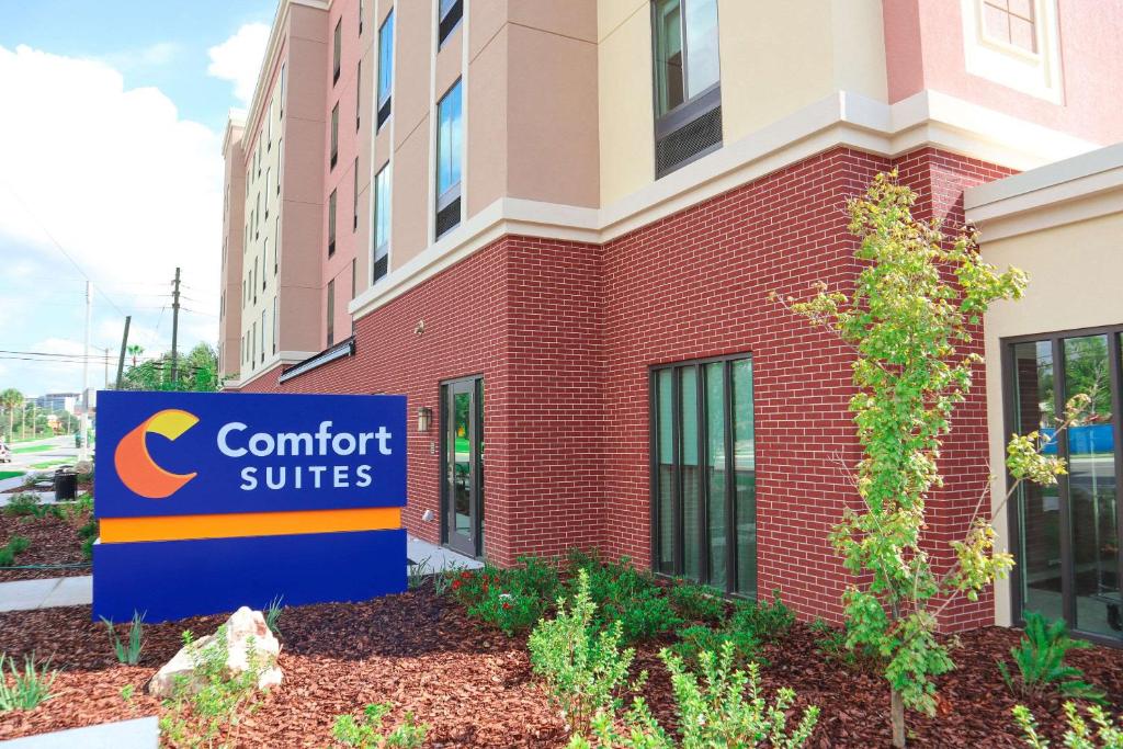 un cartel para suites confort frente a un edificio en Comfort Suites Gainesville Near University, en Gainesville