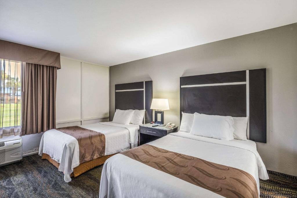 um quarto de hotel com duas camas e uma janela em Quality Inn & Suites Conference Center Thomasville em Thomasville