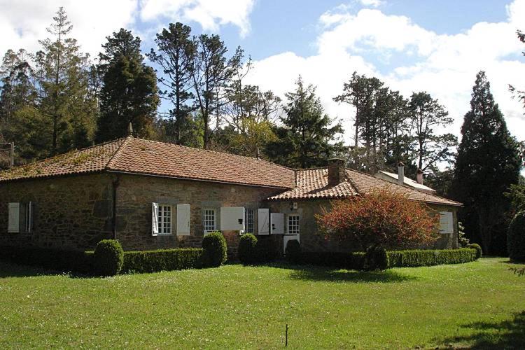 Casa del siglo XIX con horreo.