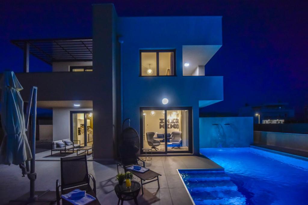 uma casa com piscina à noite em Villa Sara - Private Infinity Pool em Novalja