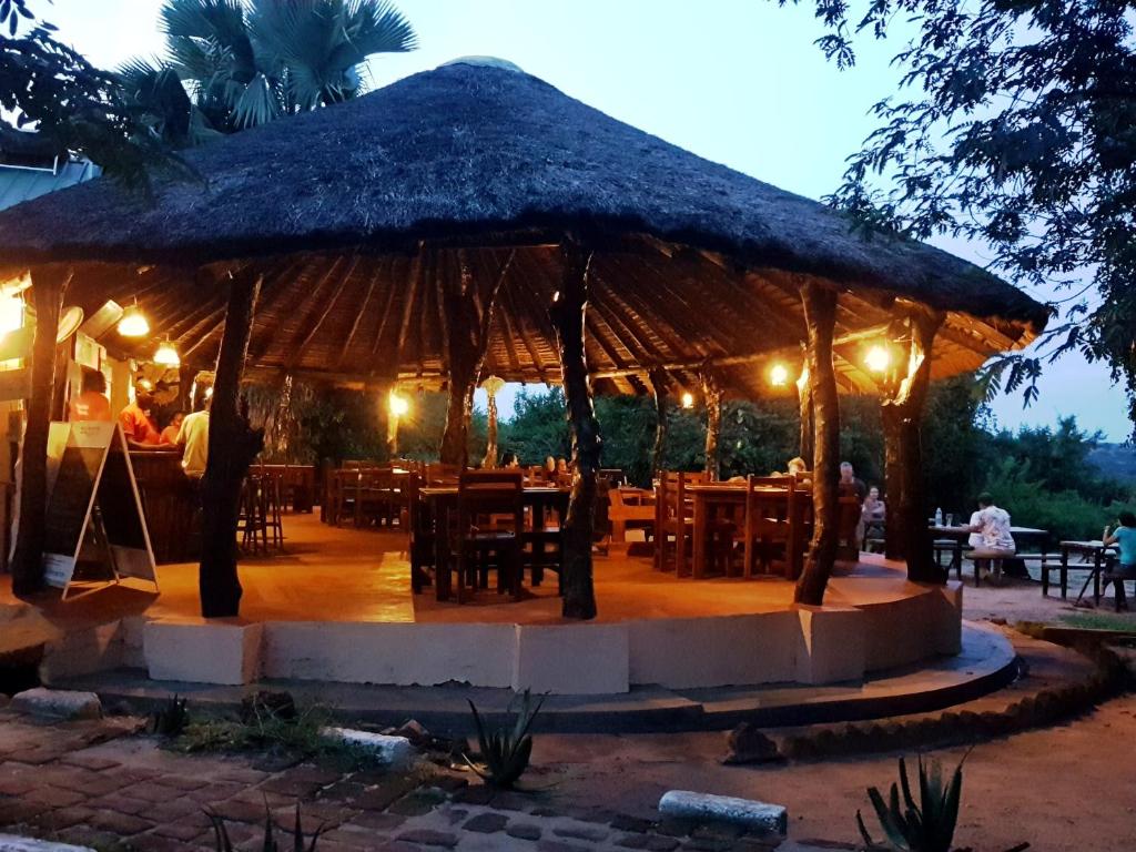 En restaurant eller et spisested på Red Chilli Rest Camp