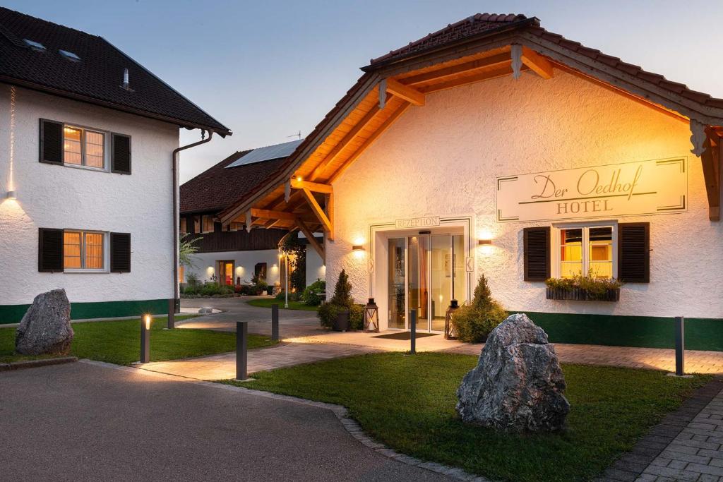 een hotel met een bord dat een guild hotel leest bij Hotel Oedhof in Freilassing