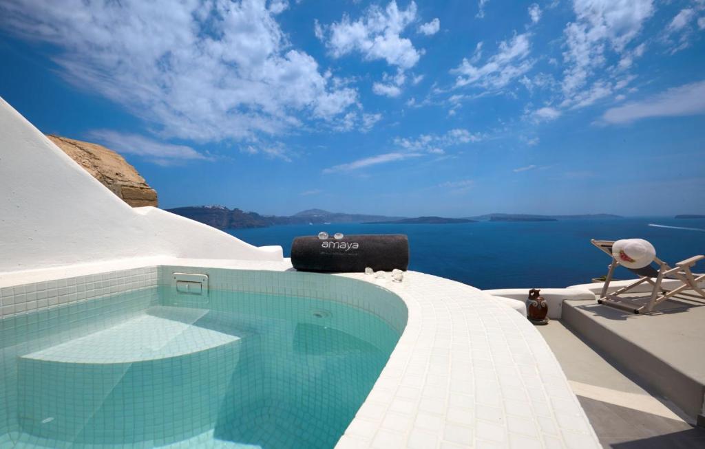 basen na boku domu w obiekcie Amaya Castro Villa Caldera View-Outdoor Hot Tub Oia Santorini w mieście Thólos