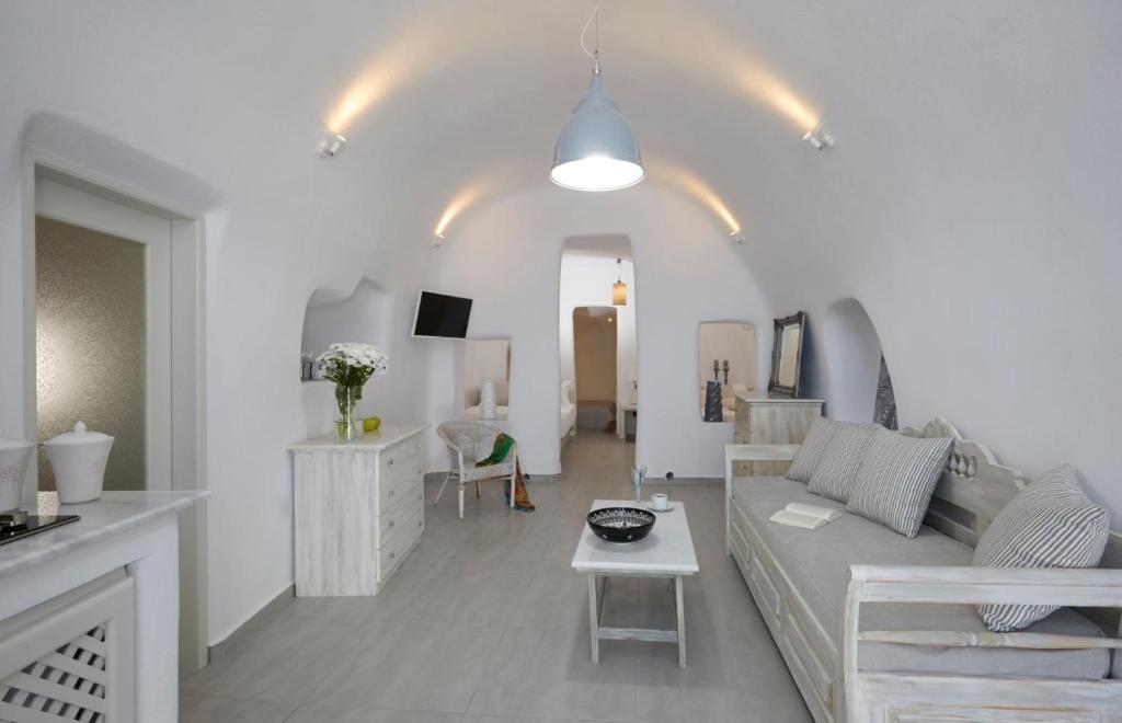 Biały salon z kanapą i stołem w obiekcie Amaya Castro Villa Caldera View-Outdoor Hot Tub Oia Santorini w mieście Thólos