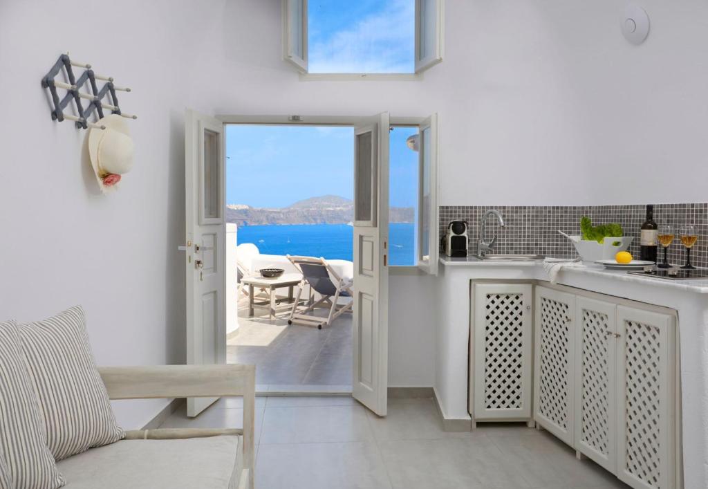 Kuchnia lub aneks kuchenny w obiekcie Amaya Castro Villa Caldera View-Outdoor Hot Tub Oia Santorini