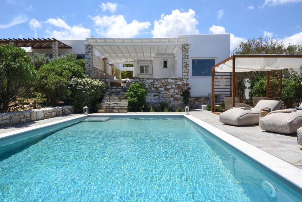 een zwembad voor een huis bij Executive Paros Villa - 4 Bedrooms - Villa Island Spirit - Amazing Sea Views and Private Pool - Ampelas in Kampos Paros