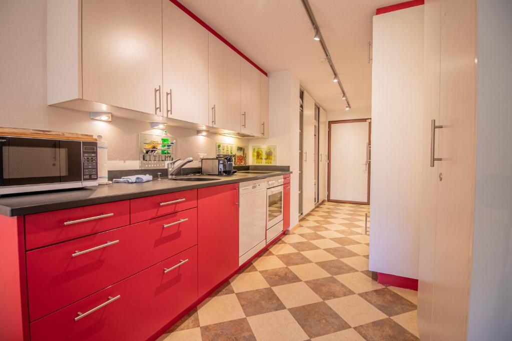 Kuchyň nebo kuchyňský kout v ubytování Rothornblick 11 by Arosa Holiday