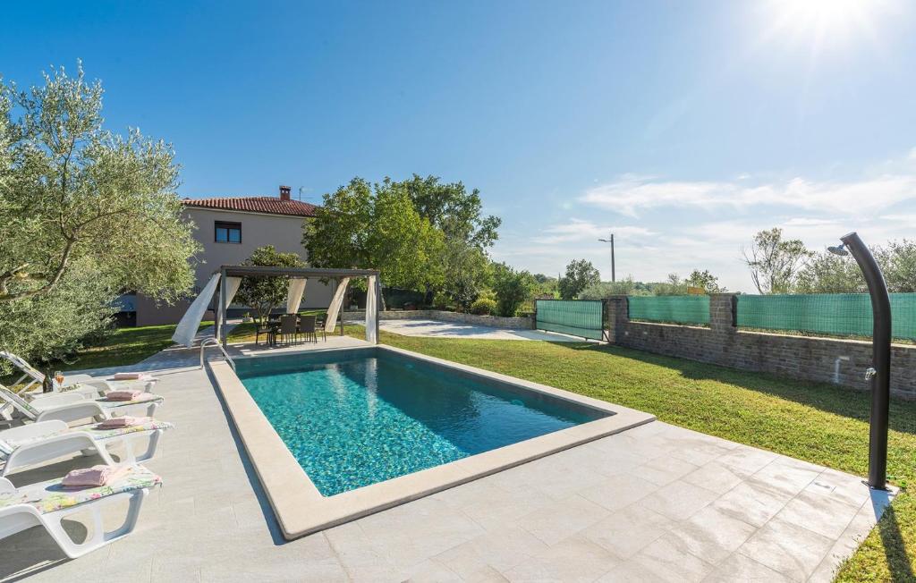 Bazén v ubytovaní Terre Bianche with Private Pool and Whirlpool alebo v jeho blízkosti