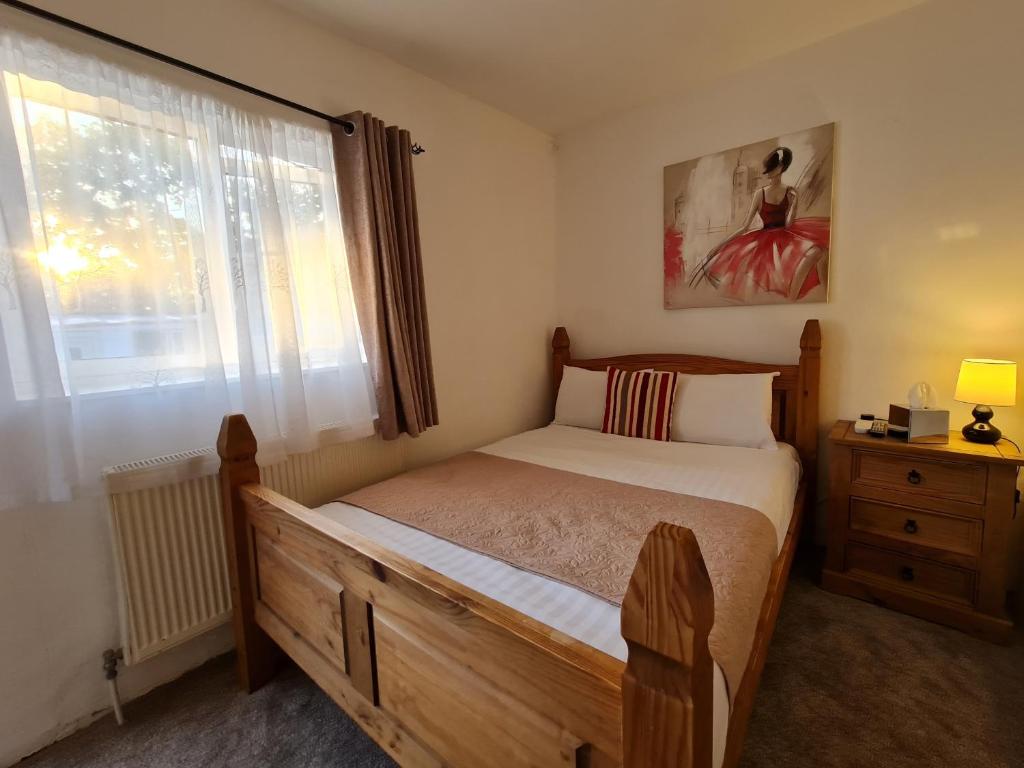 Postel nebo postele na pokoji v ubytování Pymgate Lodge Hotel Manchester Airport