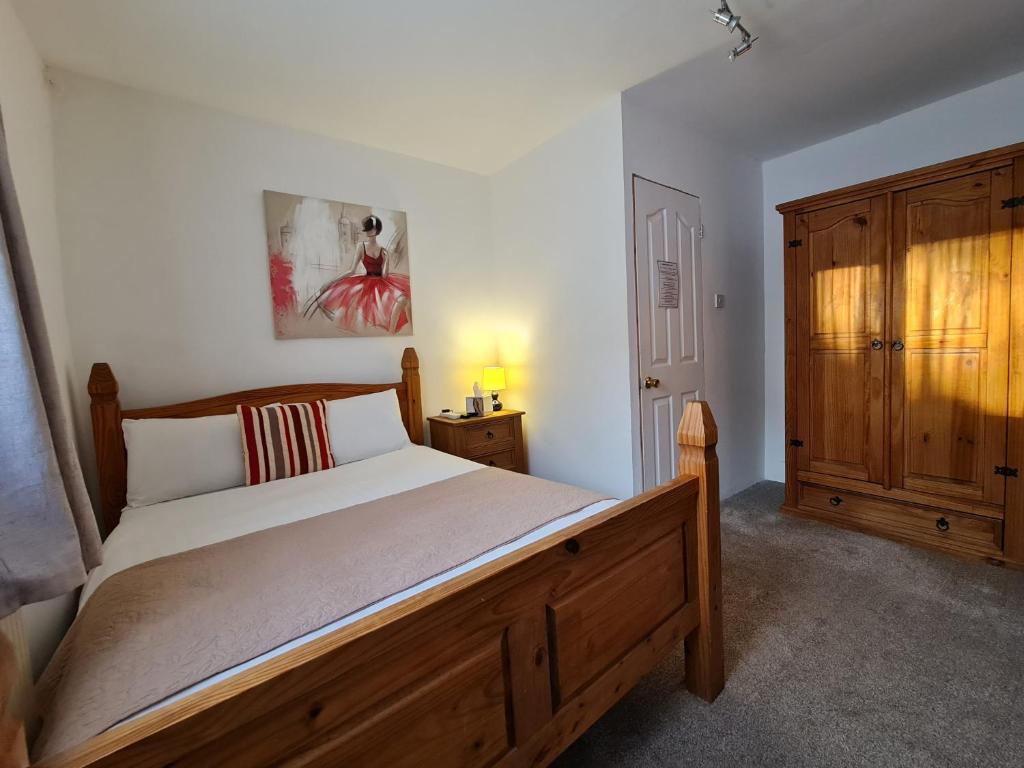 Postel nebo postele na pokoji v ubytování Pymgate Lodge Hotel Manchester Airport