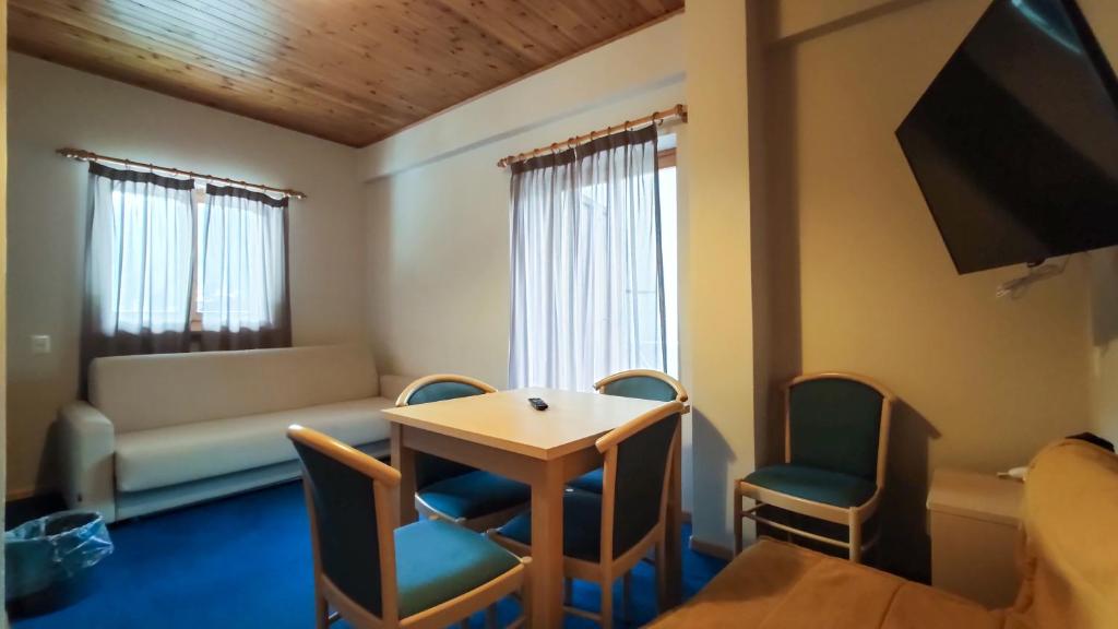 TV a/nebo společenská místnost v ubytování Hotel Principe Marmolada