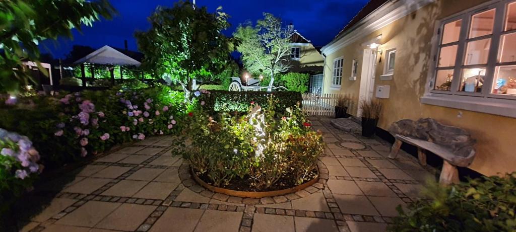 Zahrada ubytování Toftegården Guesthouse - Apartments & Rooms