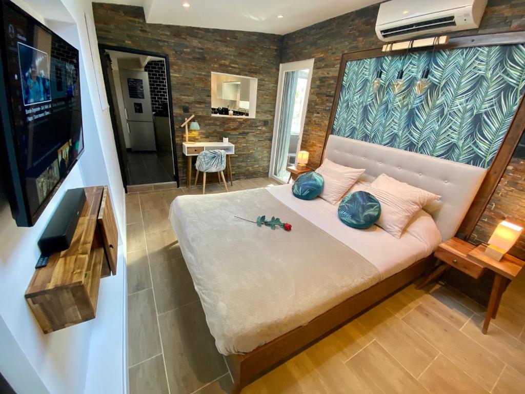 ein Schlafzimmer mit einem großen Bett mit blauen Kissen in der Unterkunft suite phantastica in Les-Pennes-Mirabeau