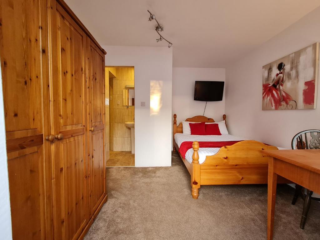 Postel nebo postele na pokoji v ubytování Pymgate Lodge Hotel Manchester Airport