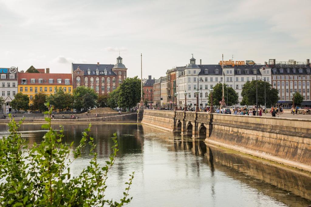 Výhled na řeku, která protéká v blízkosti hotelu