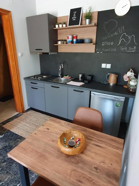 Kuchnia lub aneks kuchenny w obiekcie Homel Rocks -Elegant Apt 2BD -Amazing garden view