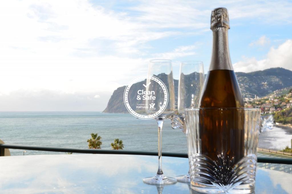 フンシャルにあるGolden View by Madeira Sun Travelのワイン1本とグラス2杯