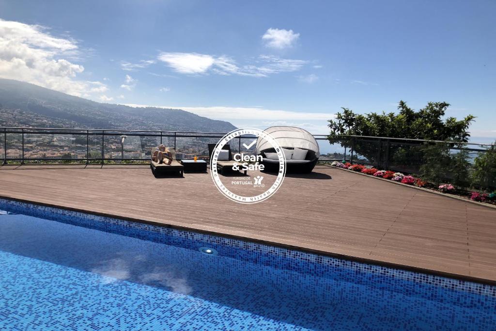 una piscina con terrazza e una piscina di Villa Beausoleil by Madeira Sun Travel a Funchal