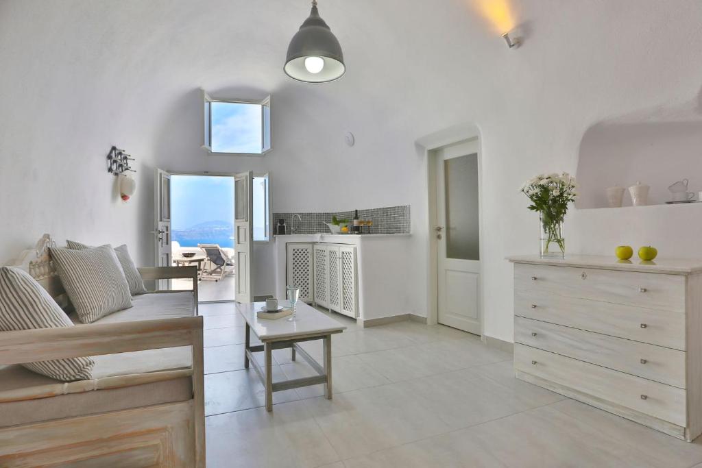 Biały salon z kanapą i stołem w obiekcie Amaya Castro Villa Caldera View-Outdoor Hot Tub Oia Santorini w mieście Thólos