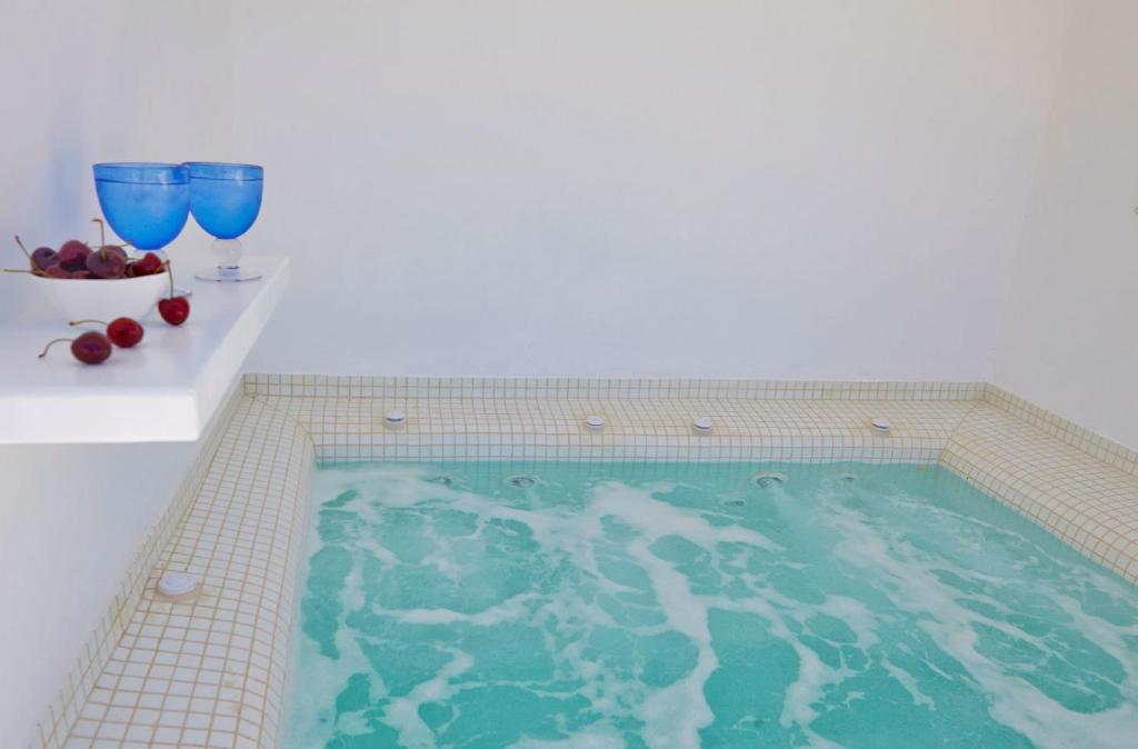 Zdjęcie z galerii obiektu Windmill Maisonette Asv Oia Santorini w mieście Thólos