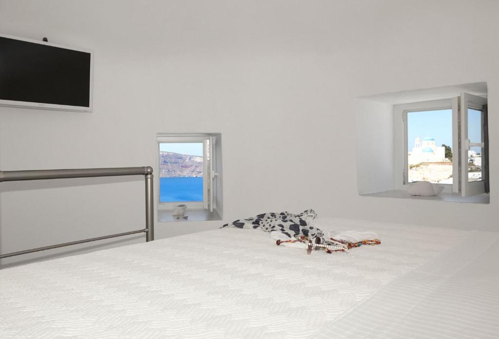 Łóżko lub łóżka w pokoju w obiekcie Windmill Maisonette Asv Oia Santorini