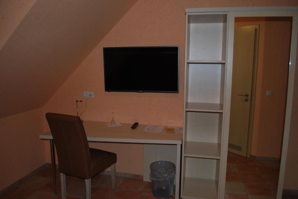 TV a/nebo společenská místnost v ubytování Hotel Gasthof “Goldener Engel”