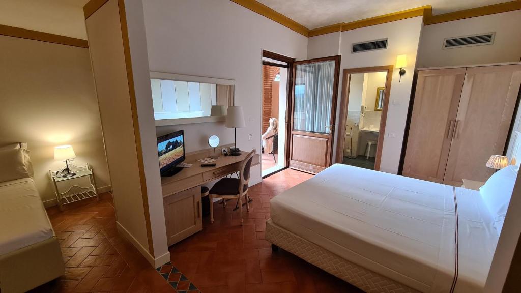 Postel nebo postele na pokoji v ubytování Saturnia Tuscany Hotel