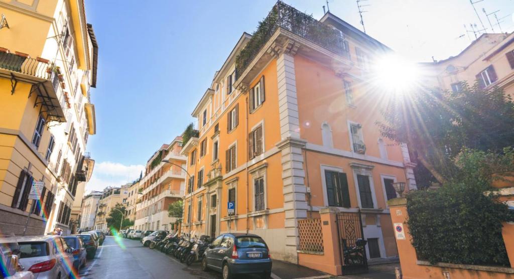 eine Stadtstraße mit Gebäuden und Autos auf der Straße in der Unterkunft Parioli Modern Studio in Rom