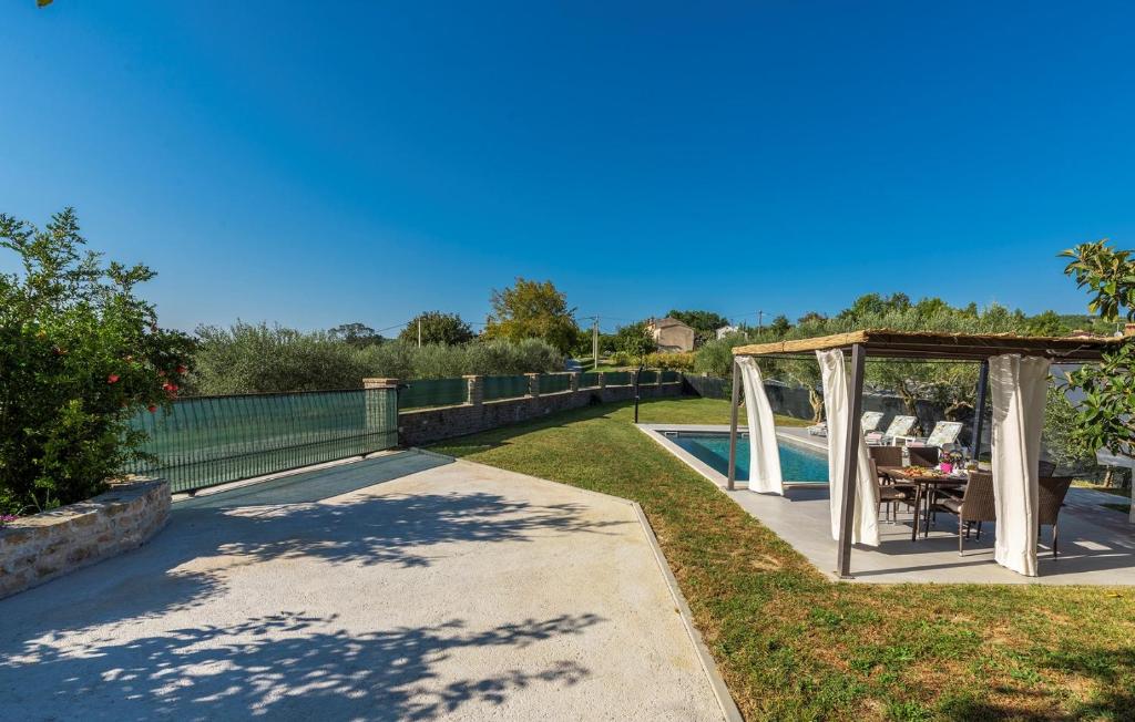 Bazén v ubytovaní Terre Bianche with Private Pool and Whirlpool alebo v jeho blízkosti