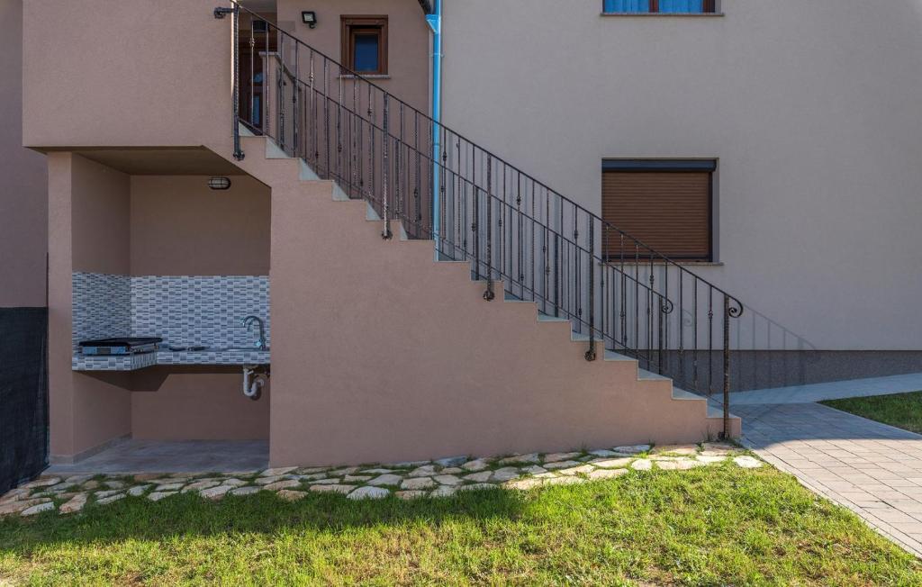 Budova, v ktorej sa dovolenkový dom nachádza