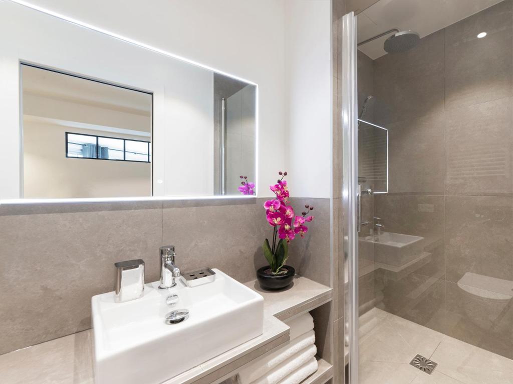 Kylpyhuone majoituspaikassa LivinParis - Luxury 3 Bedrooms Le Marais III