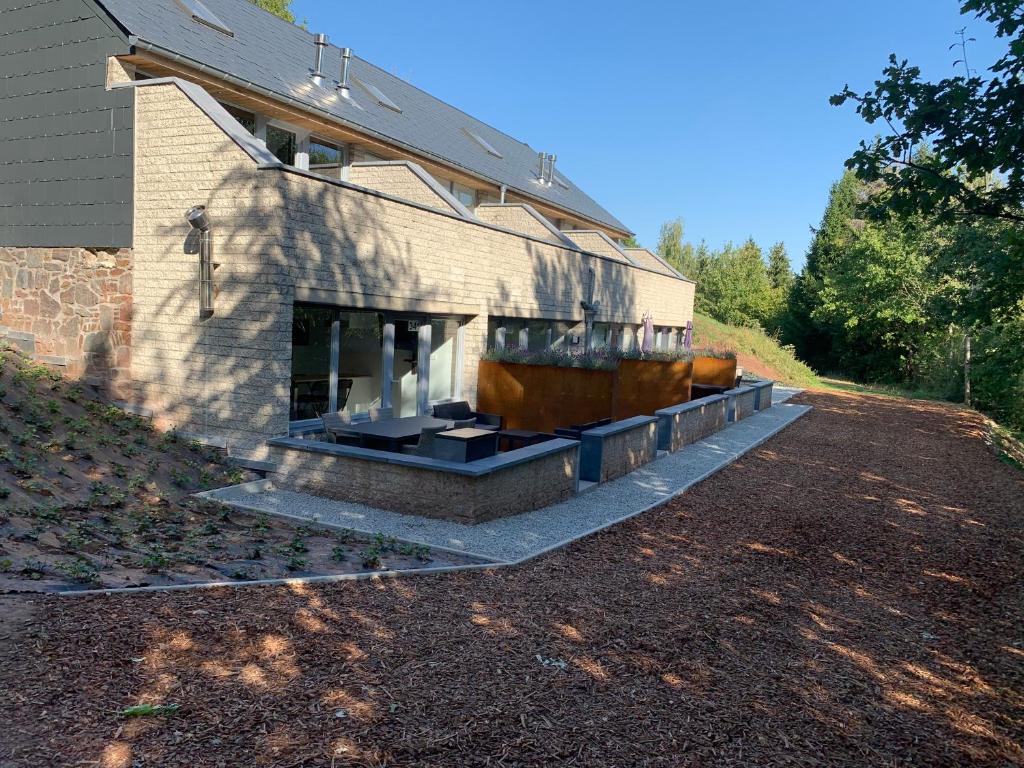 una casa con una terraza a un lado en Les Terrasses de Malmedy 22 Studio 341, en Malmedy