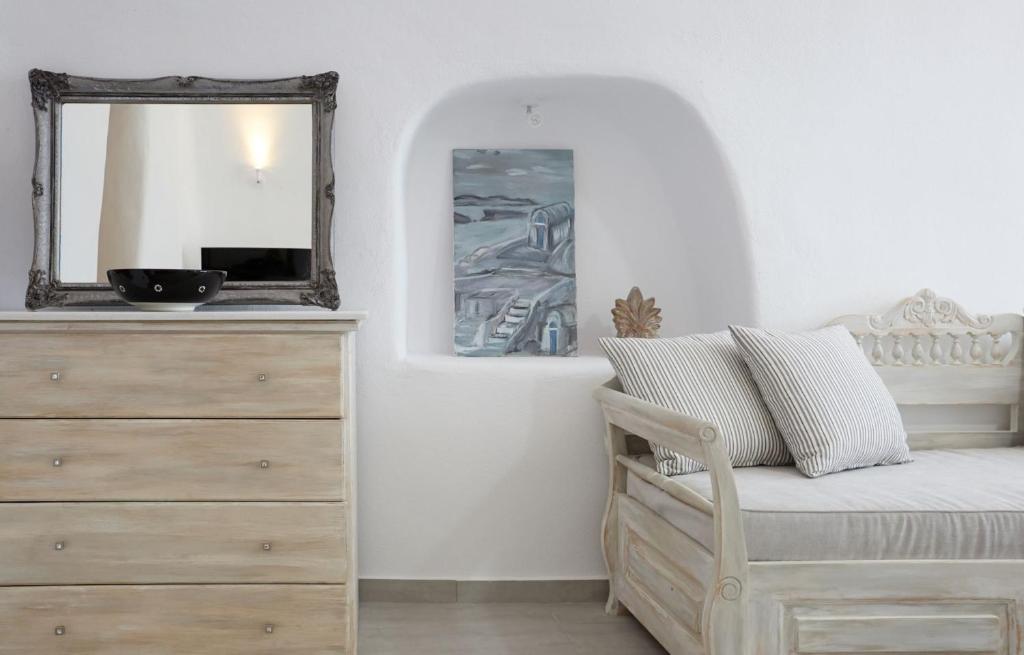 Łóżko lub łóżka w pokoju w obiekcie Amaya Castro Villa Caldera View-Outdoor Hot Tub Oia Santorini