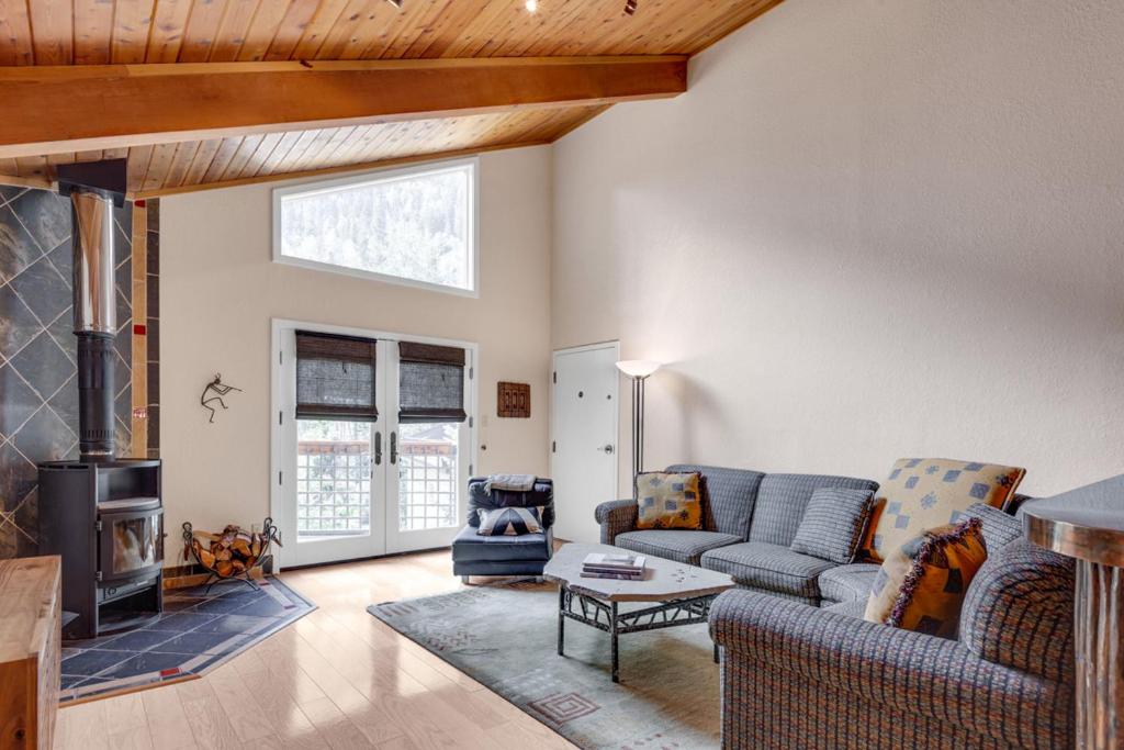 uma sala de estar com um sofá e uma lareira em Lake Fork 12 em Taos Ski Valley
