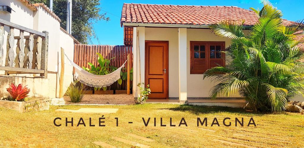 een klein huis met een hangmat ervoor bij Pousada Villa Magna - Chalé in Diamantina