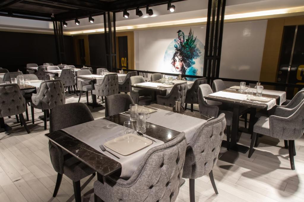 A seating area at INN HOUSE LOFT SPA