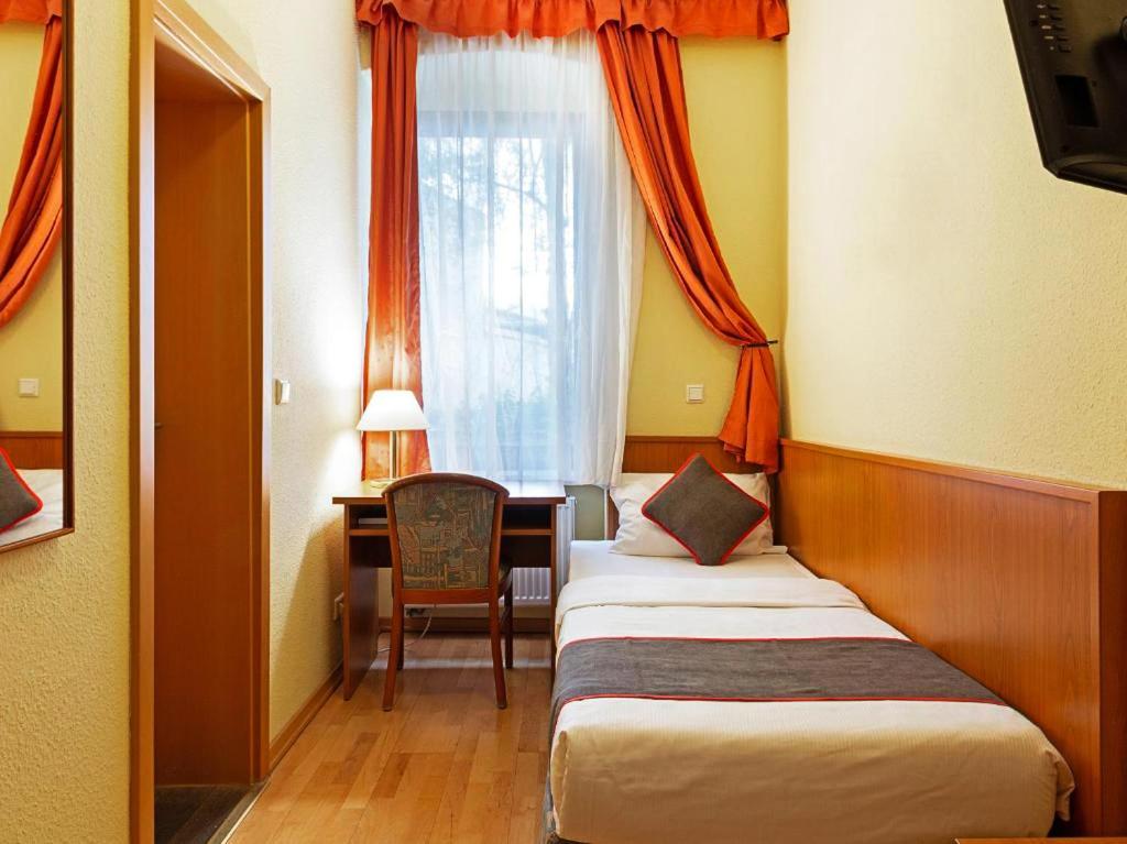 Postel nebo postele na pokoji v ubytování Hotel Bohemia
