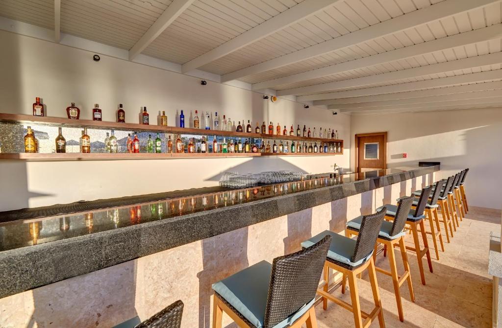 Lounge nebo bar v ubytování Royalton Grenada, An Autograph Collection All-Inclusive Resort