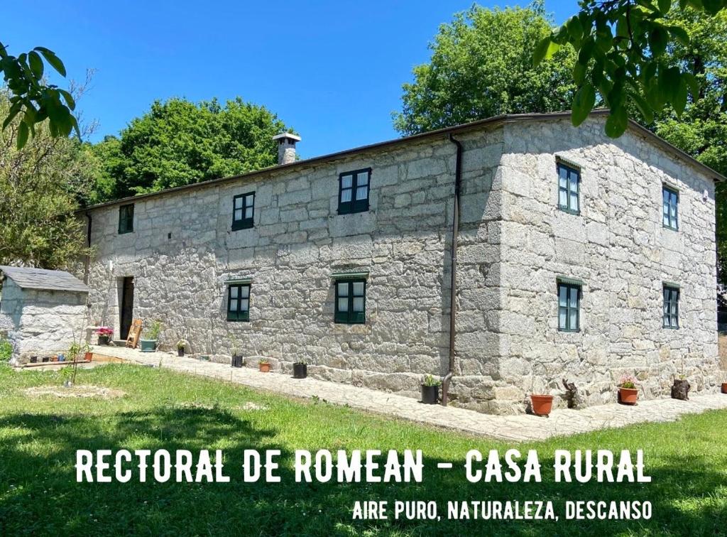 a stone building with the words regional de roman cassis rival at Albergue Rectoral de Romean in Lugo