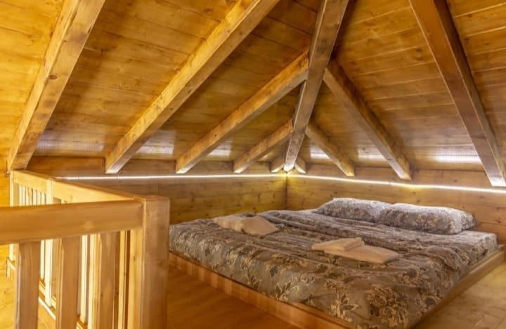 バイナ・バシュタにあるMarš na Drinuの屋根裏の木造の部屋のベッド1台