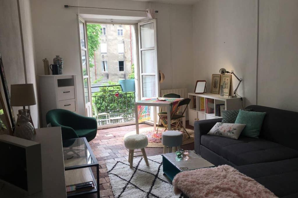 Appartement plein centre Nantes في نانت: غرفة معيشة مع أريكة وطاولة