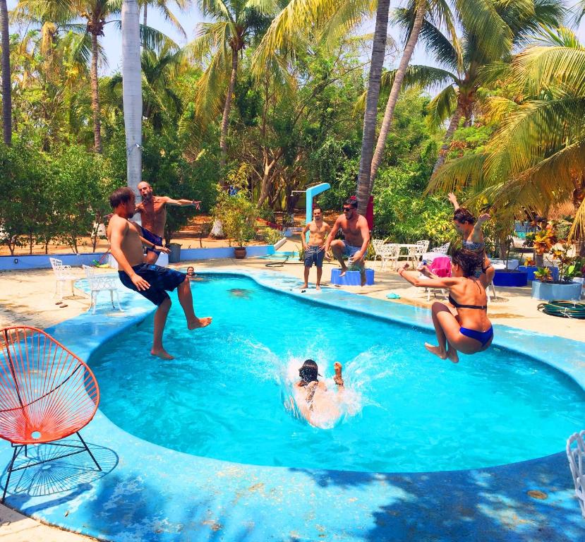 un grupo de personas jugando en una piscina en Hostal Shalom, en Puerto Escondido