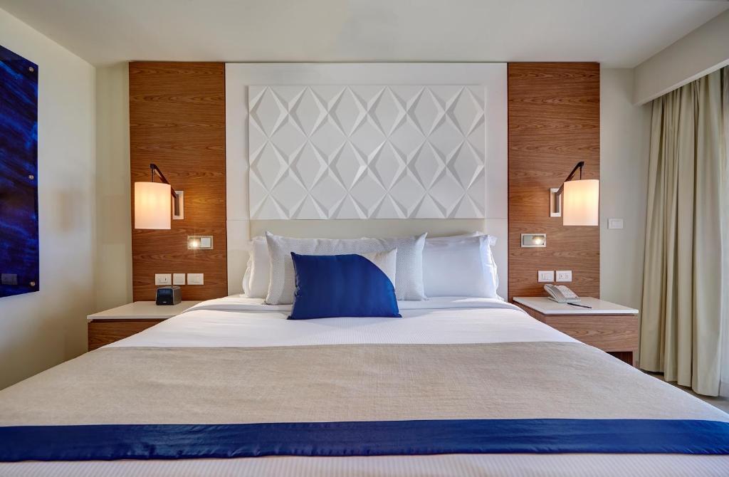 Postel nebo postele na pokoji v ubytování Royalton Grenada, An Autograph Collection All-Inclusive Resort