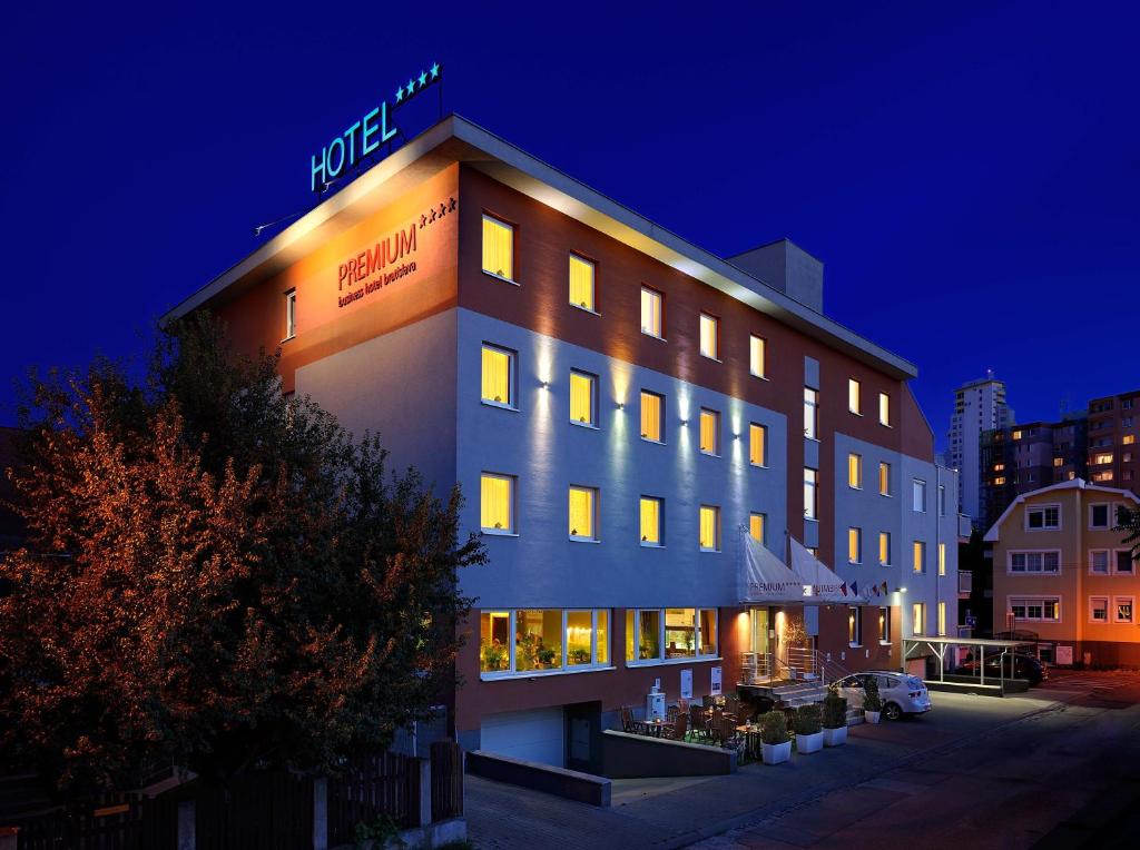 布拉提斯拉瓦的住宿－布拉迪斯拉發高級商務酒店，一座酒店大楼,上面有标志