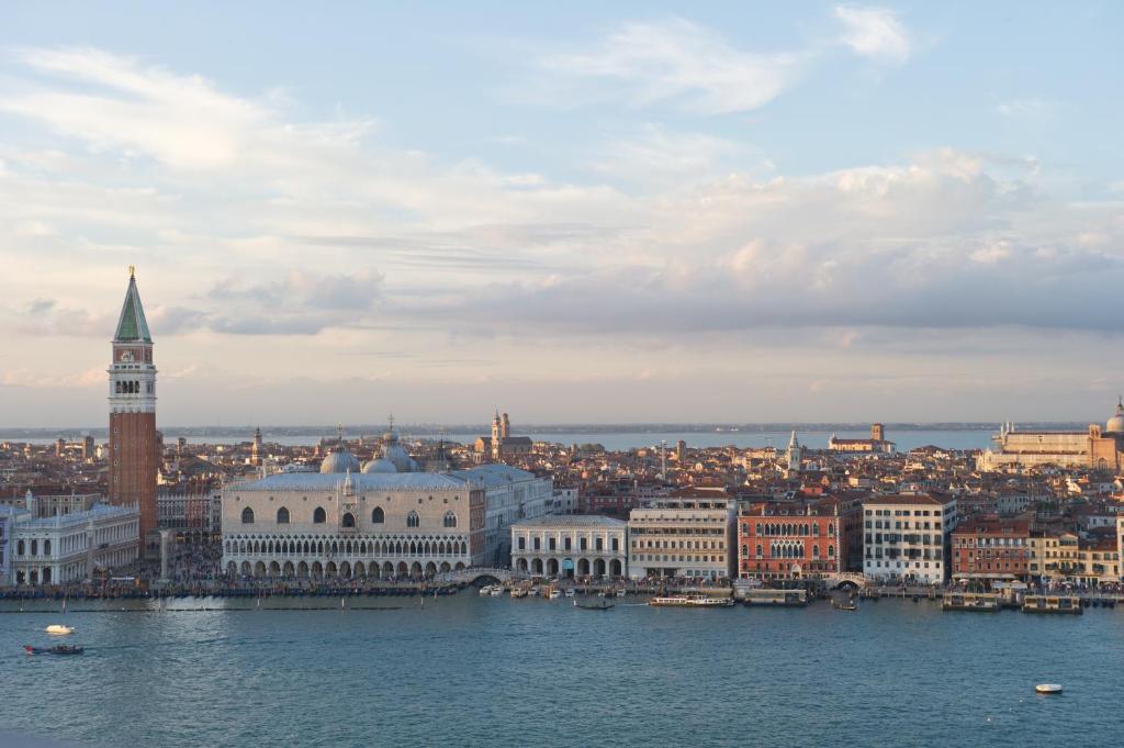 uma vista para uma cidade com uma torre de relógio em Savoia & Jolanda em Veneza