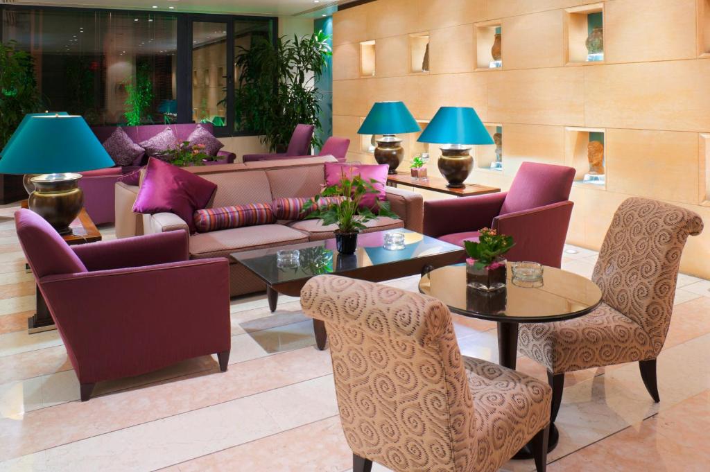 Posezení v ubytování Crowne Plaza Hamra Beirut by IHG
