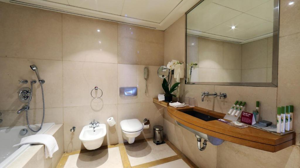 Koupelna v ubytování Crowne Plaza Hamra Beirut by IHG