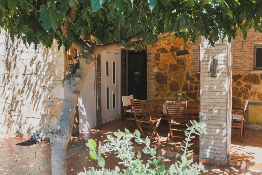 カト・ダラトソにあるModern Maisonetteの木のあるパティオ(テーブル、椅子付)